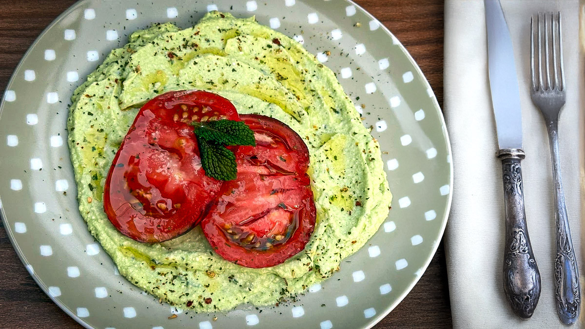 Tomate Azul con Crema de Aguacate y Queso Feta