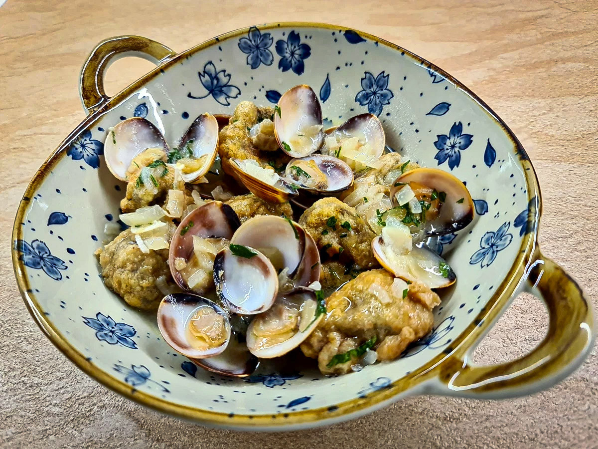 Alcachofas con Almejas en Salsa Verde
