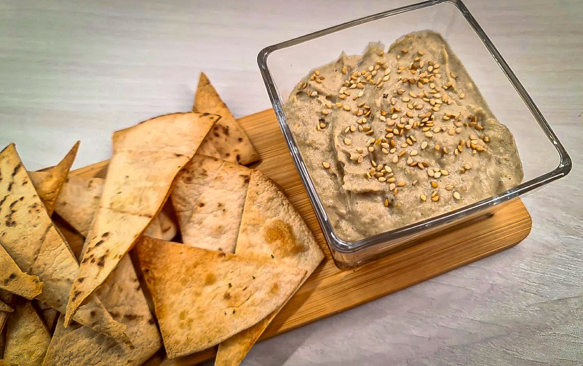 Totopos con Crema de Berenjena