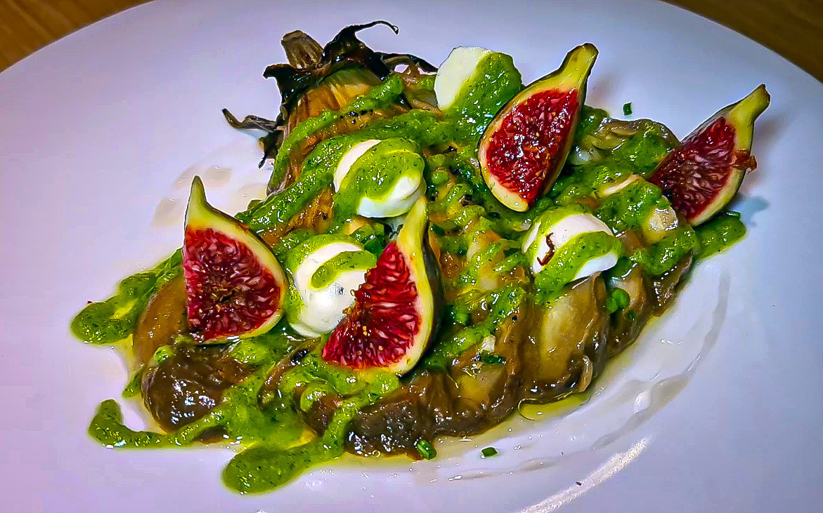 Berenjena Asada con Pesto, Higos y Burrata