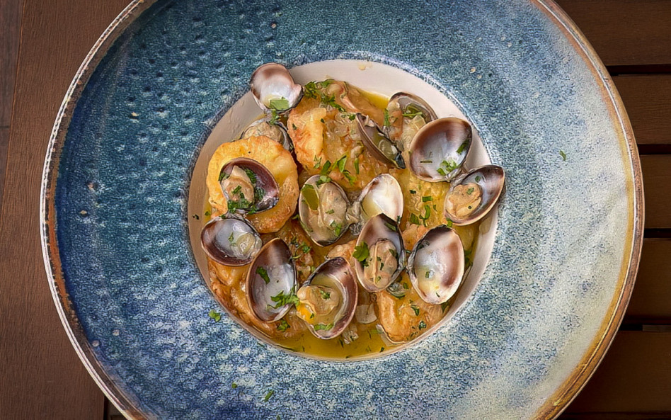 Patatas a la importancia con almejas